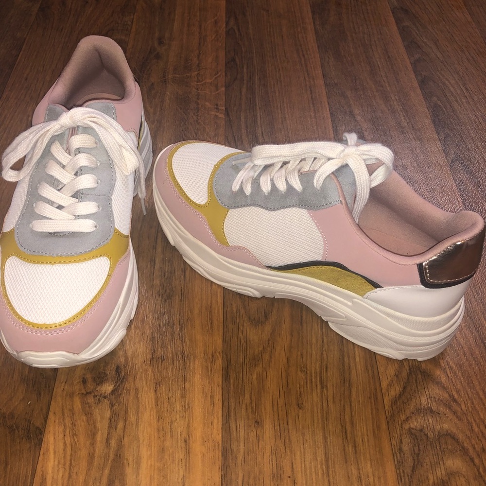 Chunky “dad” sneakers